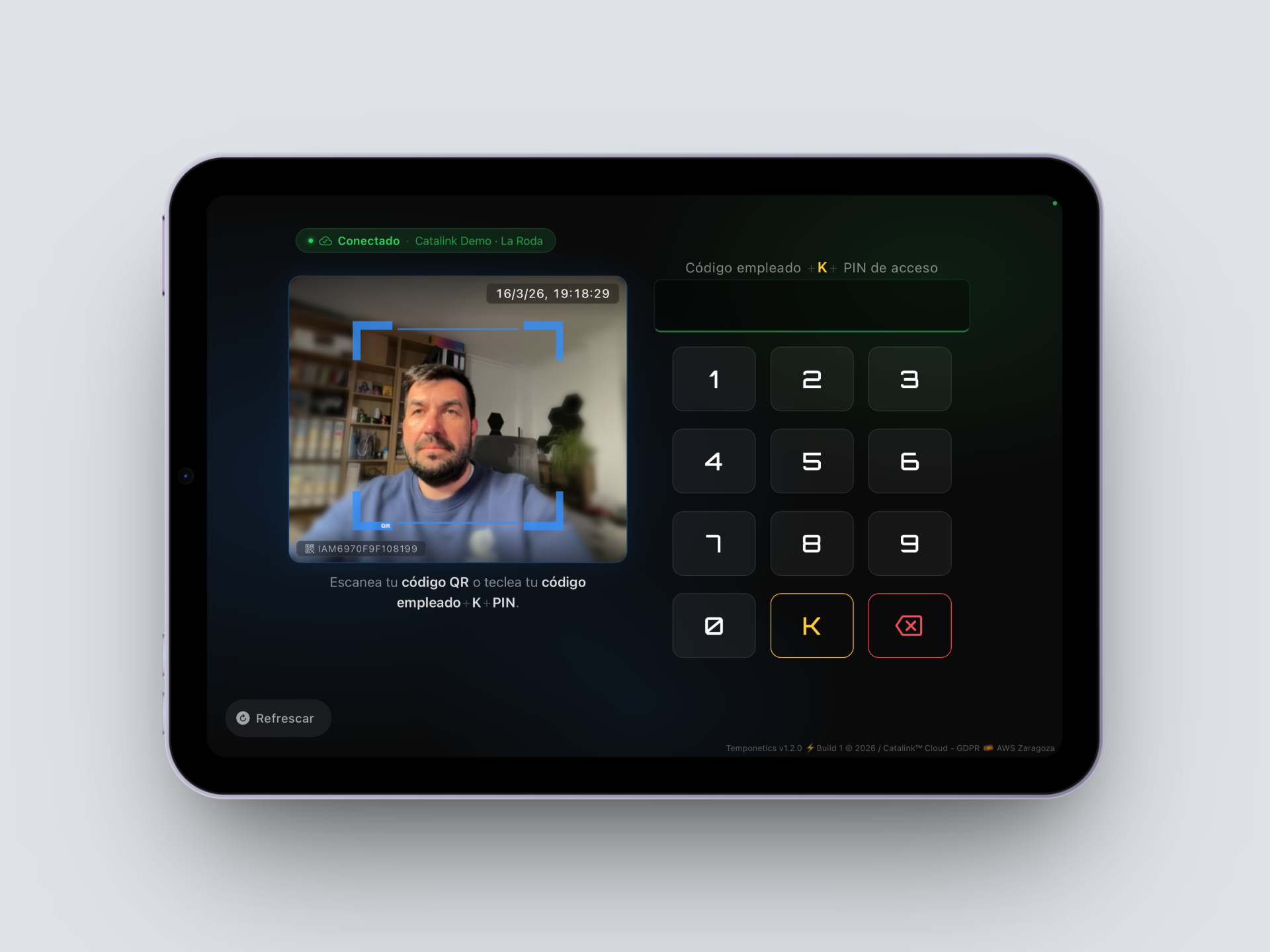 Temponetics — Interfaz de fichaje en iPad con cámara, teclado numérico y escáner QR