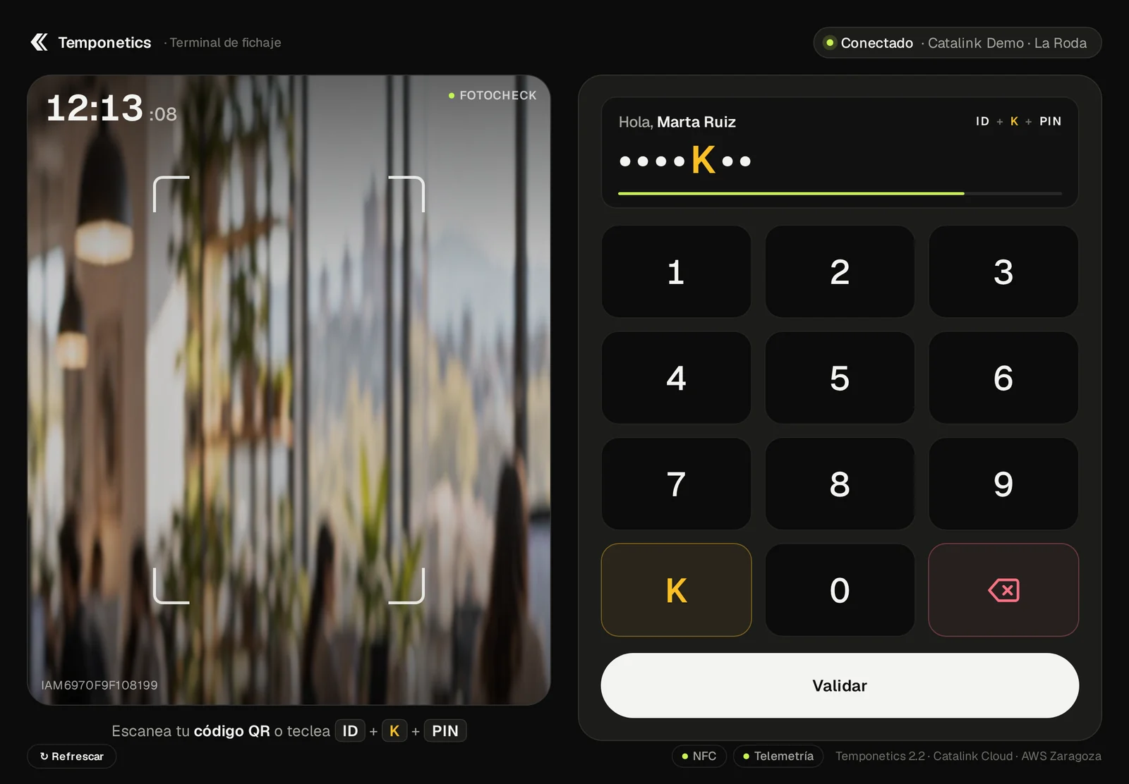 Pantalla de fichaje: cámara FotoCheck, teclado con el código y el saludo a la persona