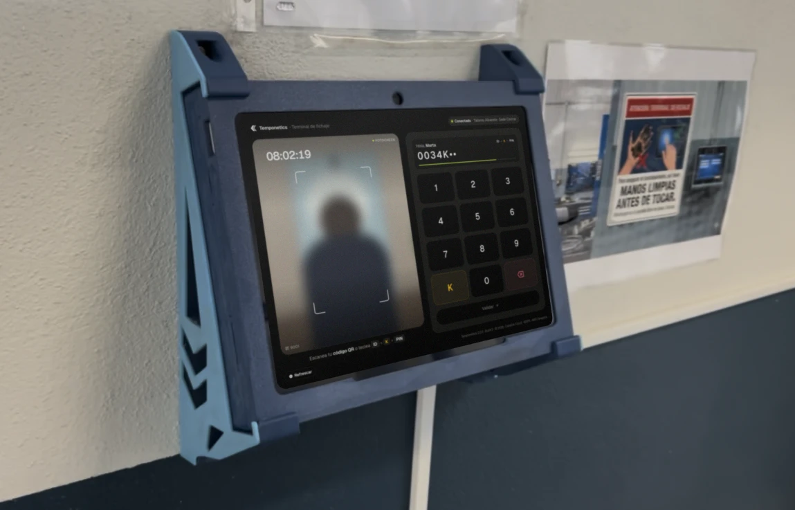 Terminal Temponetics montado en pared con carcasa 3D azul, con la pantalla de fichaje de Temponetics 2