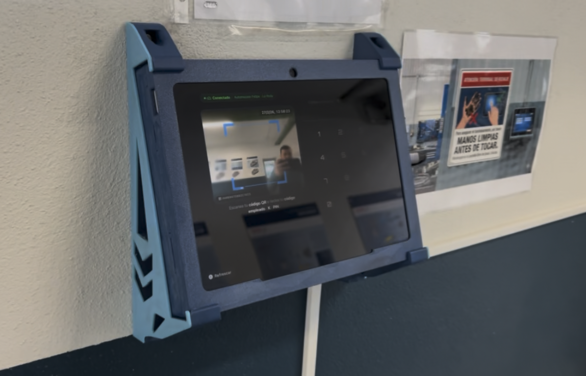 Terminal Temponetics montado en pared con carcasa 3D azul, cámara FotoCheck activa