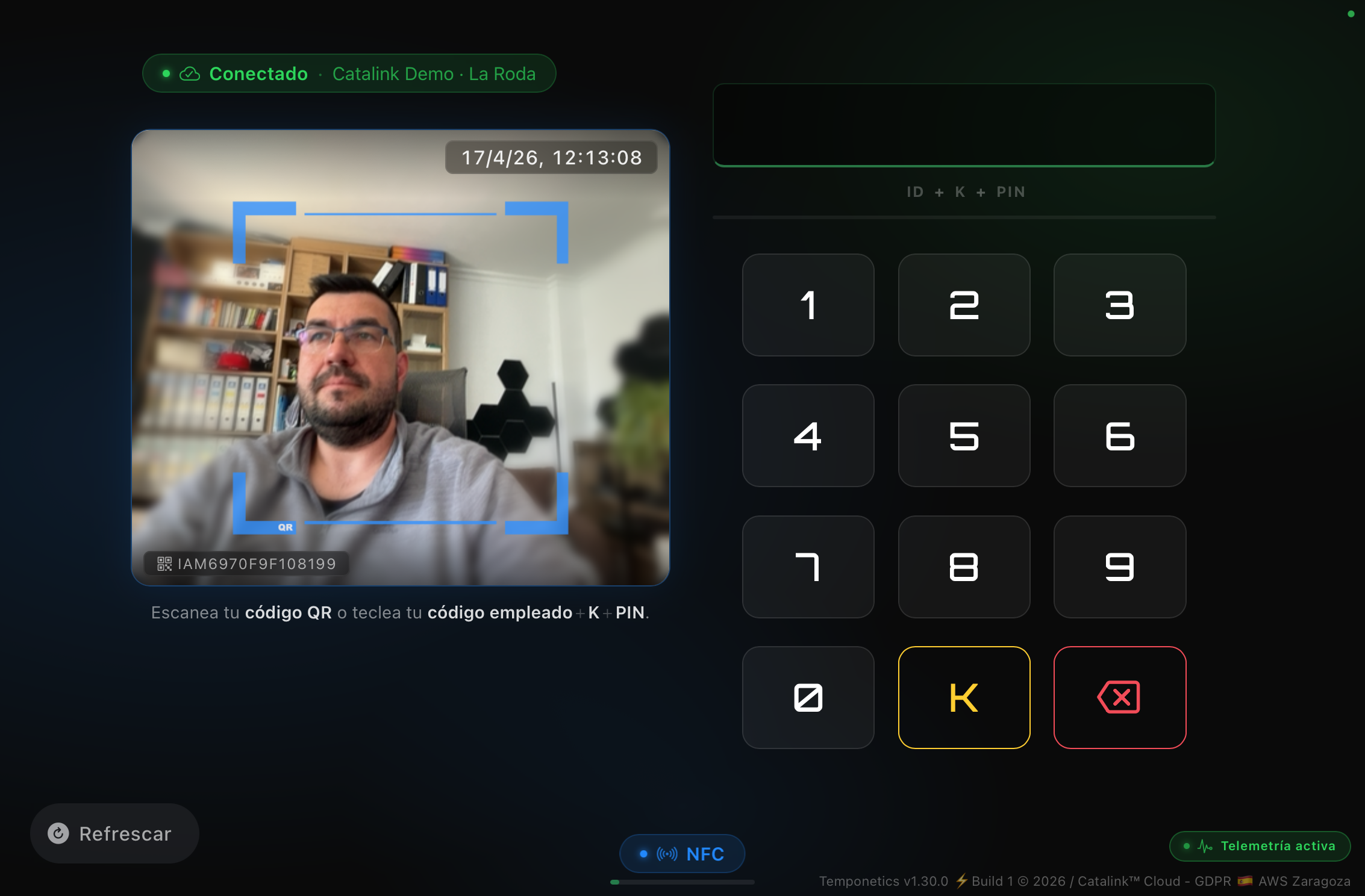 Pantalla principal de fichaje con cámara FotoCheck, teclado PIN y NFC activo